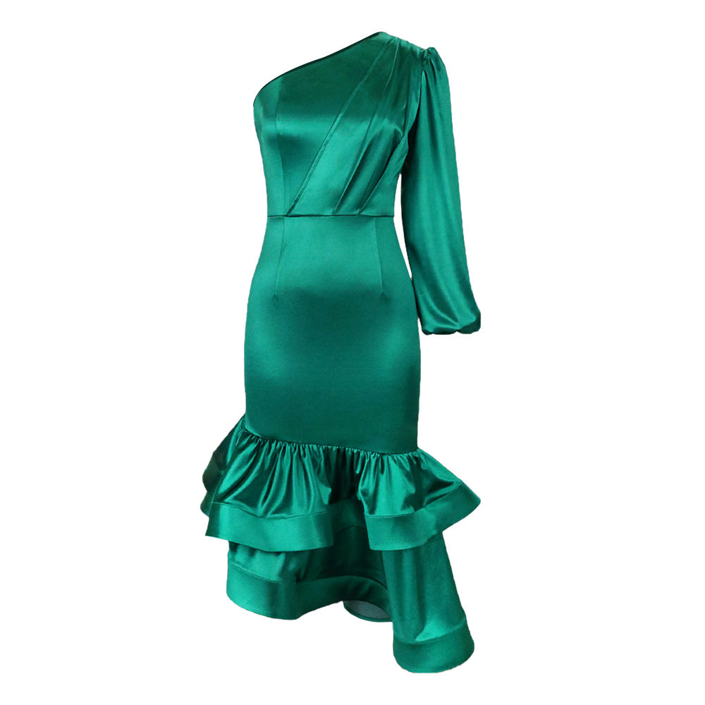 Grünes elegantes Damen-Abendkleid mit asymmetrischem Saum, One-Shoulder und Rüschen. Perfekt für Partys.
