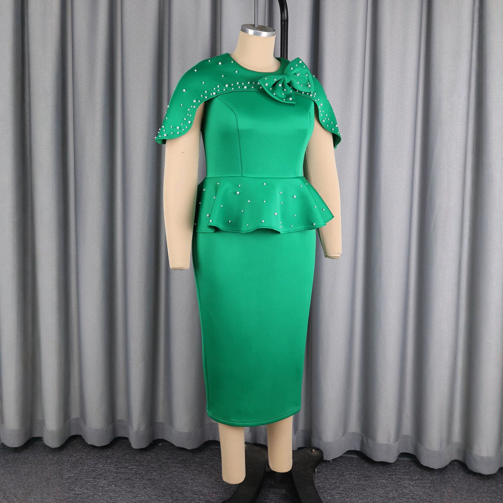 Figurbetontes grünes Abendkleid für Damen. Stilvolles Schößchenkleid, ideal für festliche Events & Galas.