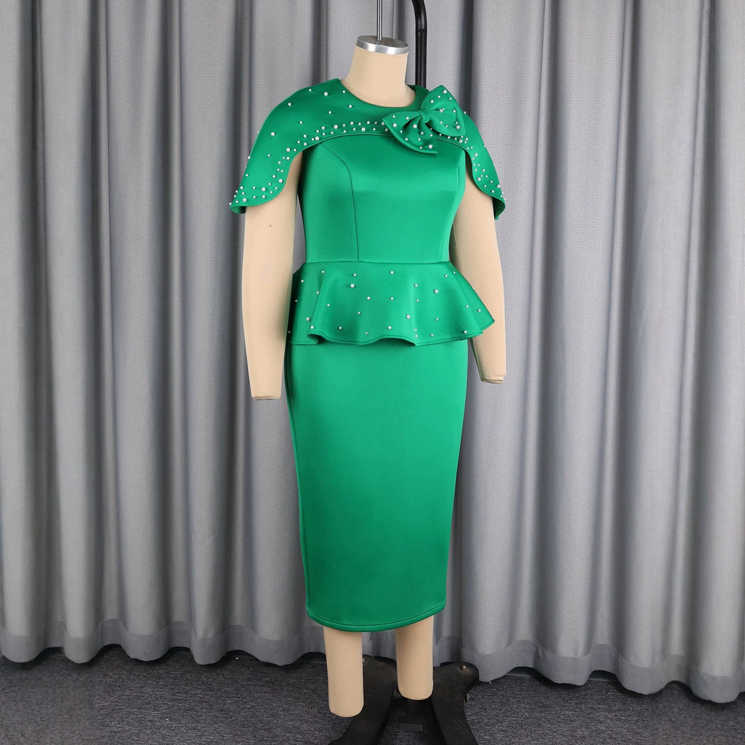 Figurbetontes grünes Abendkleid für Damen. Stilvolles Schößchenkleid, ideal für festliche Events & Galas.