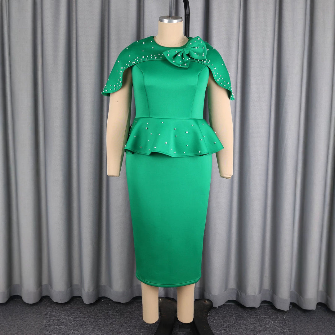 Glamouröses smaragdgrünes Partykleid für Damen. Elegantes Cocktailkleid mit Schößchen, perfekt für Feiern.