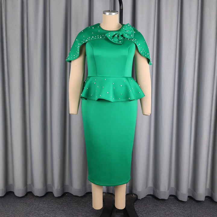Glamouröses smaragdgrünes Partykleid für Damen. Elegantes Cocktailkleid mit Schößchen, perfekt für Feiern.