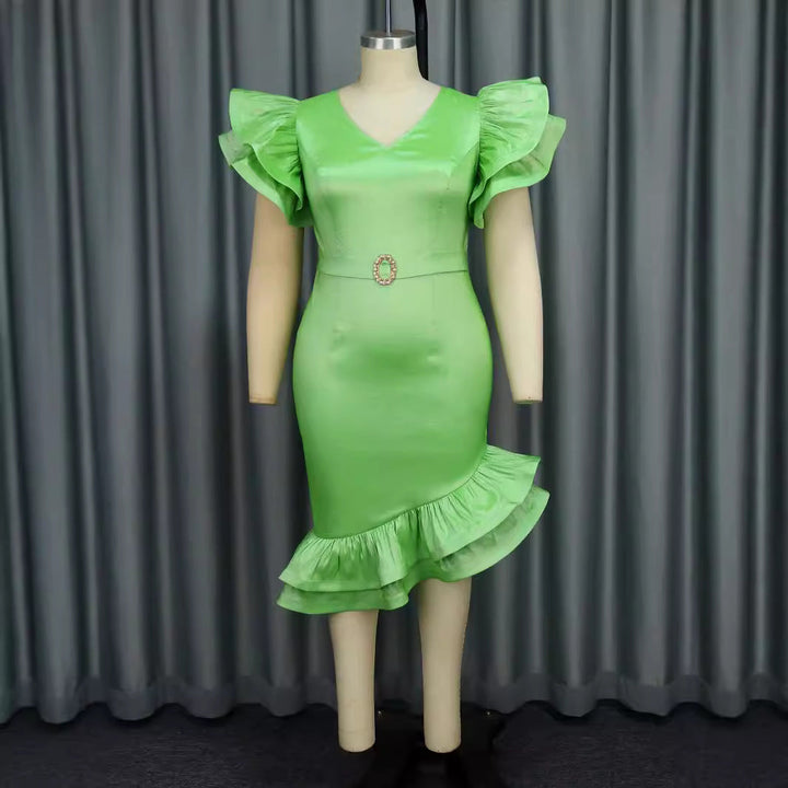 Tailliertes grünes Damen Abendkleid mit V-Ausschnitt, Puffärmeln, Rüschen und Gürtel, ideal für besondere Anlässe.