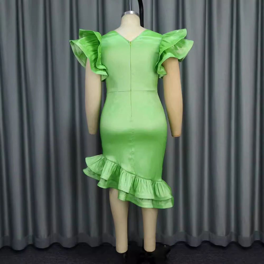 Grünes elegantes Damen Cocktailkleid, knielang, mit Puffärmeln, Rüschen und Gürtel. Perfekt für Partys.