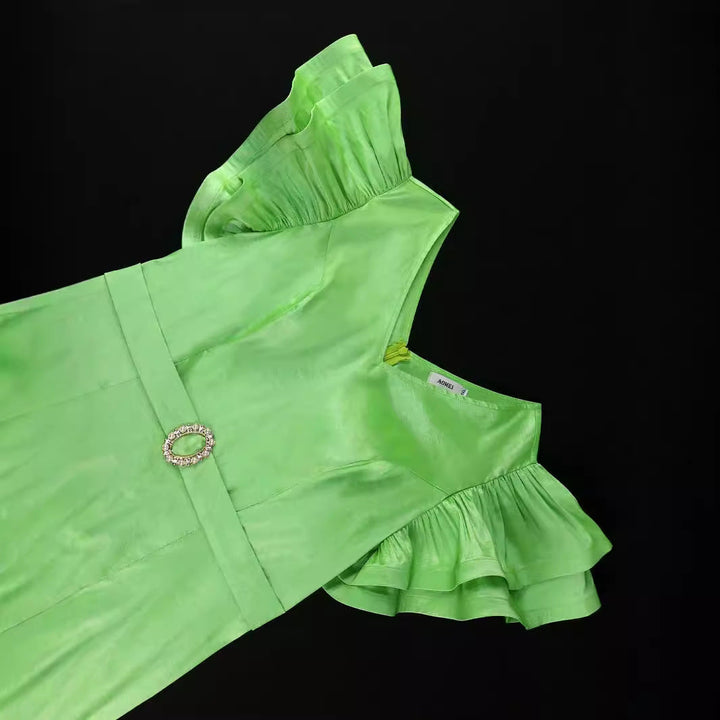 Festliches Damen Rüschenkleid in Grün, knielang, mit V-Ausschnitt, tailliertem Gürtel und femininen Puffärmeln.