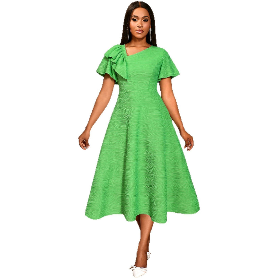 Damen-Midikleid in Grün, elegant und asymmetrisch, mit Rüschensaum, ideal als Party- oder Abendkleid.