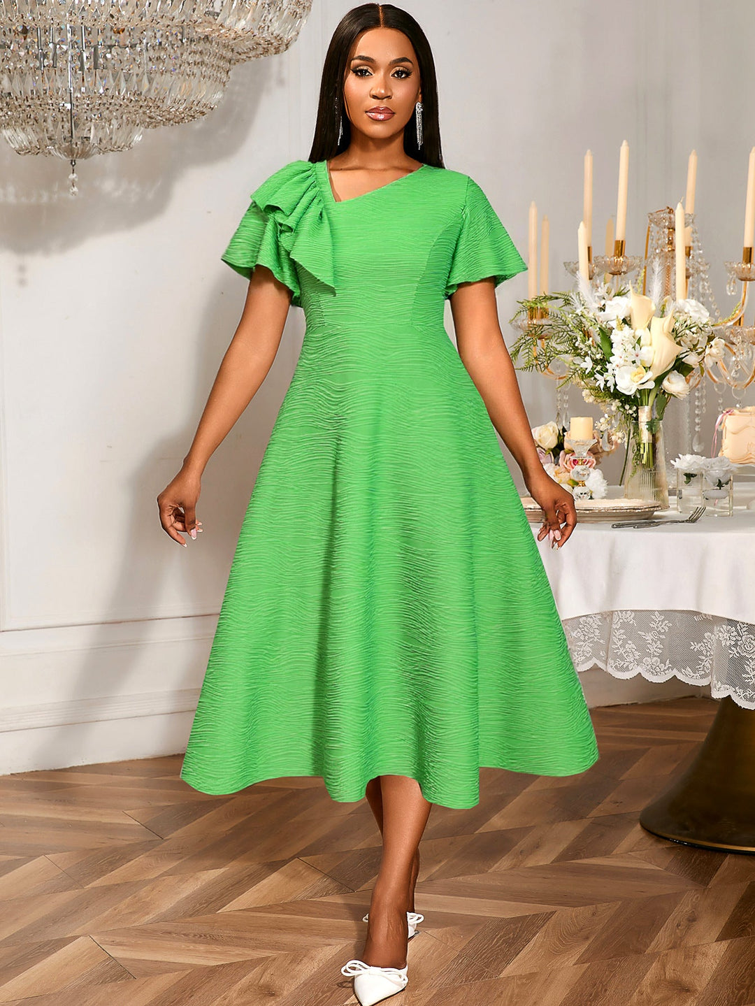 Edles grünes Damenkleid, Midilänge, mit auffälligem asymmetrischem Rüschendetail für Abendveranstaltungen.