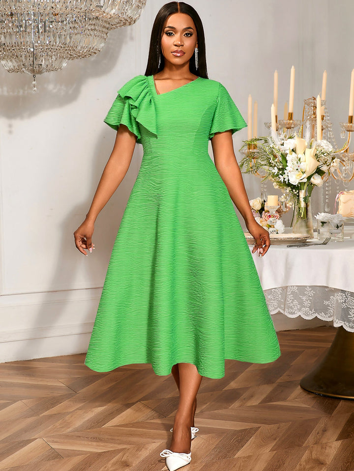 Edles grünes Damenkleid, Midilänge, mit auffälligem asymmetrischem Rüschendetail für Abendveranstaltungen.