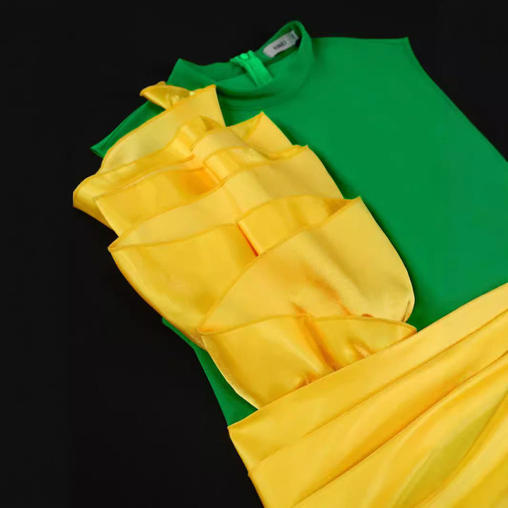 Hochwertiges, feminines Rüschenkleid in Grün für Damen, weich fallender Stoff, ideal für einen glamourösen Auftritt.