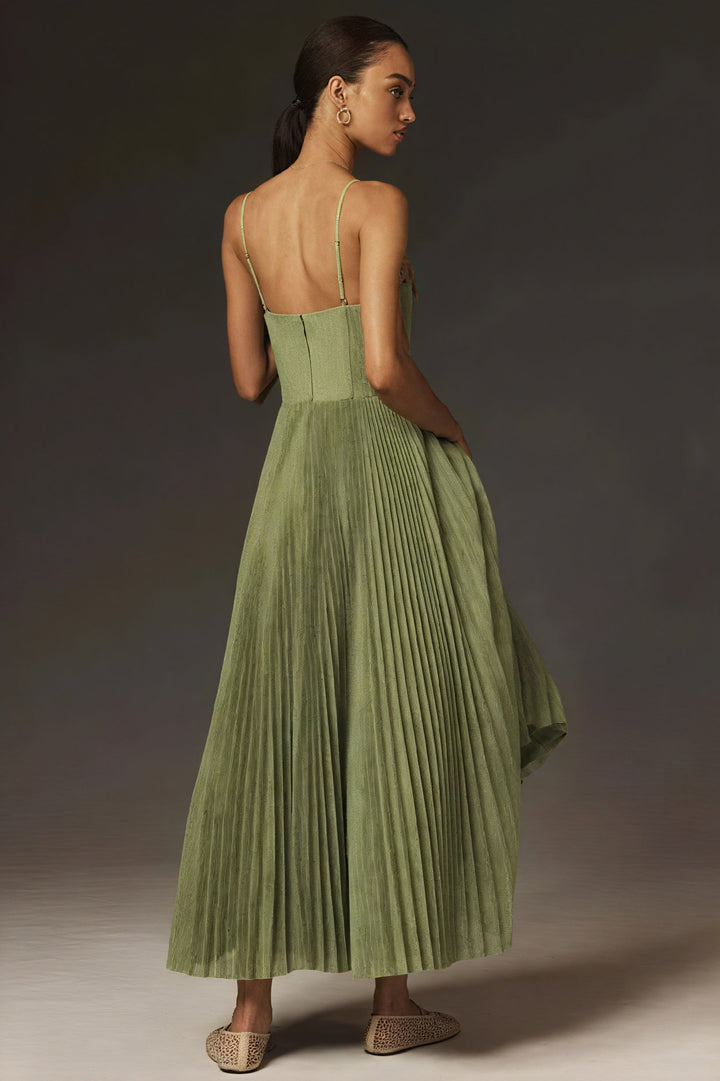 Feminines grünes Midi-Kleid für Damen mit elegantem Schnitt. Perfekt als Abend- oder Cocktailkleid für Feste.