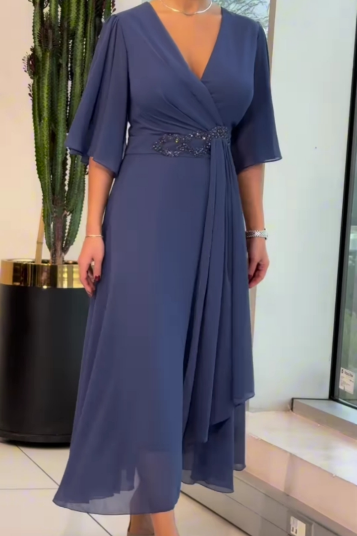 Elegantes graues Damen Midikleid mit fließender Silhouette. Vielseitige Damenmode für festliche Anlässe und Alltag.
