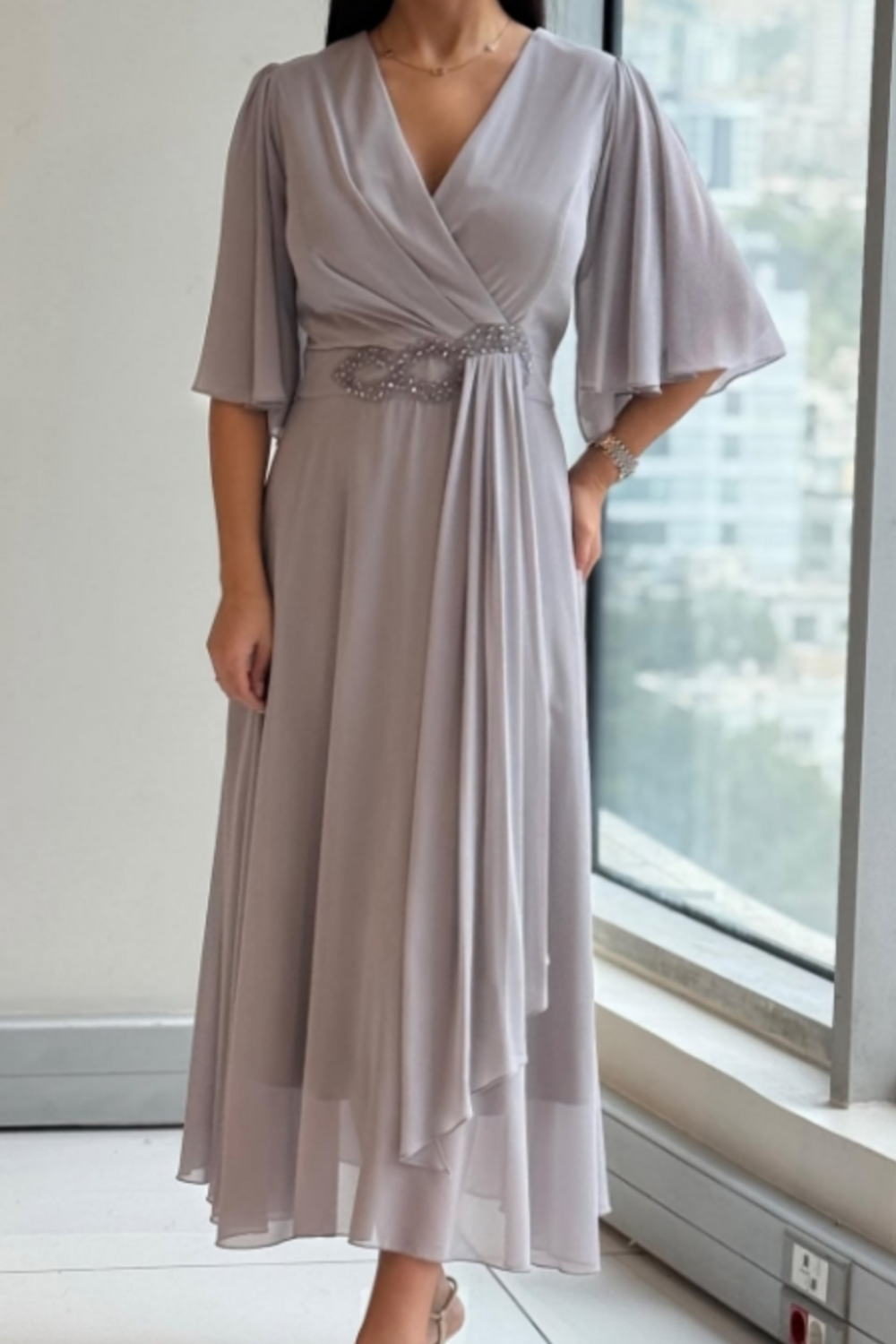 Fließendes blaues Damen Midikleid mit eleganter Silhouette. Perfekt für festliche Events und den täglichen Gebrauch.