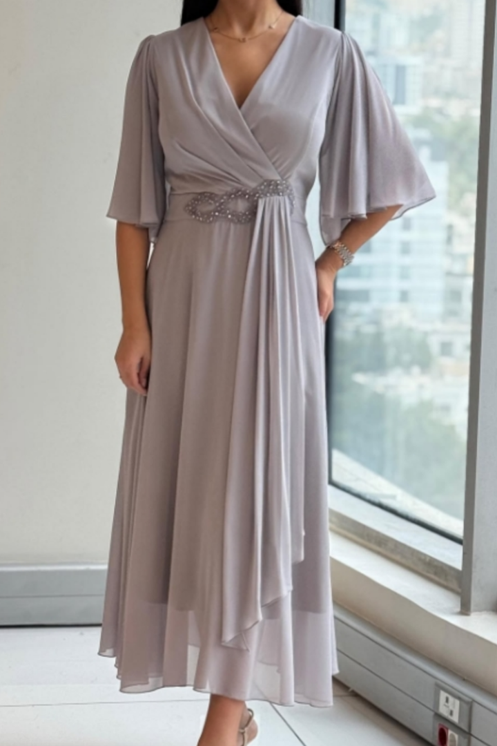 Fließendes blaues Damen Midikleid mit eleganter Silhouette. Perfekt für festliche Events und den täglichen Gebrauch.