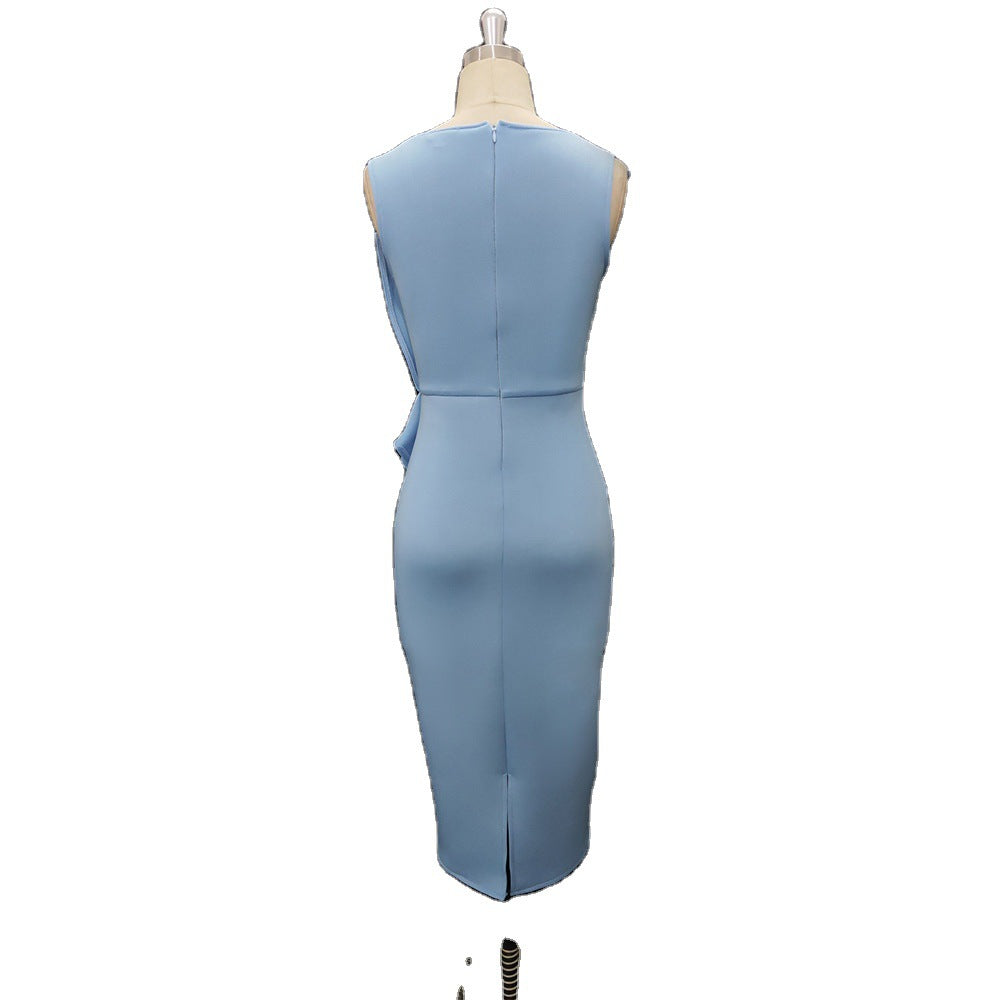 Modisches Damen Etuikleid in Hellblau. Elegant drapiertes Design mit kurzen Ärmeln für Business und Festlichkeit.