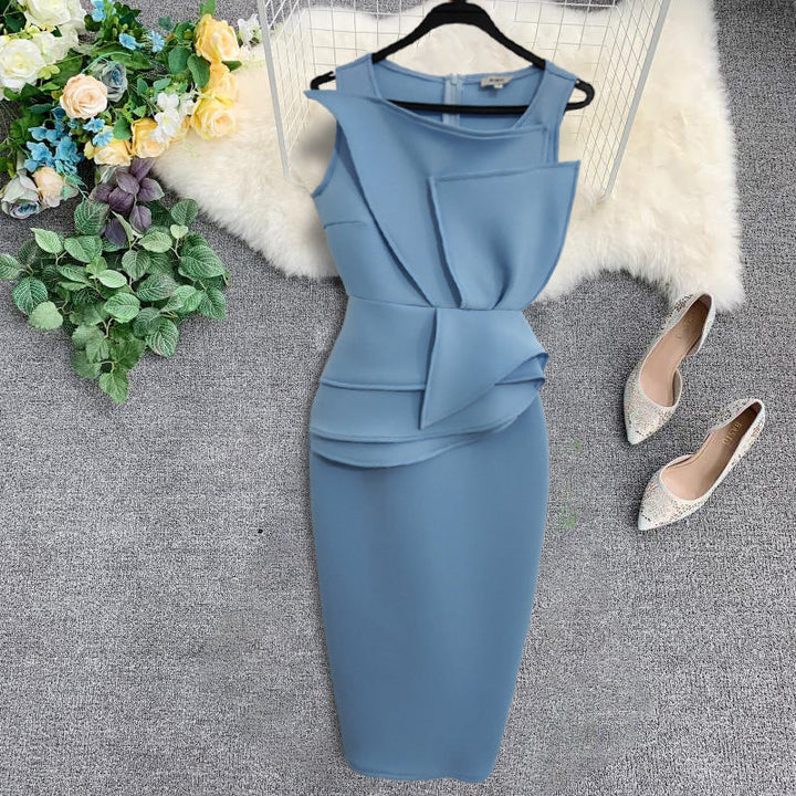 Klassisches Etuikleid für Damen in eleganter Form mit schmeichelhafter Drapierung. Ideal für Business & Abende.