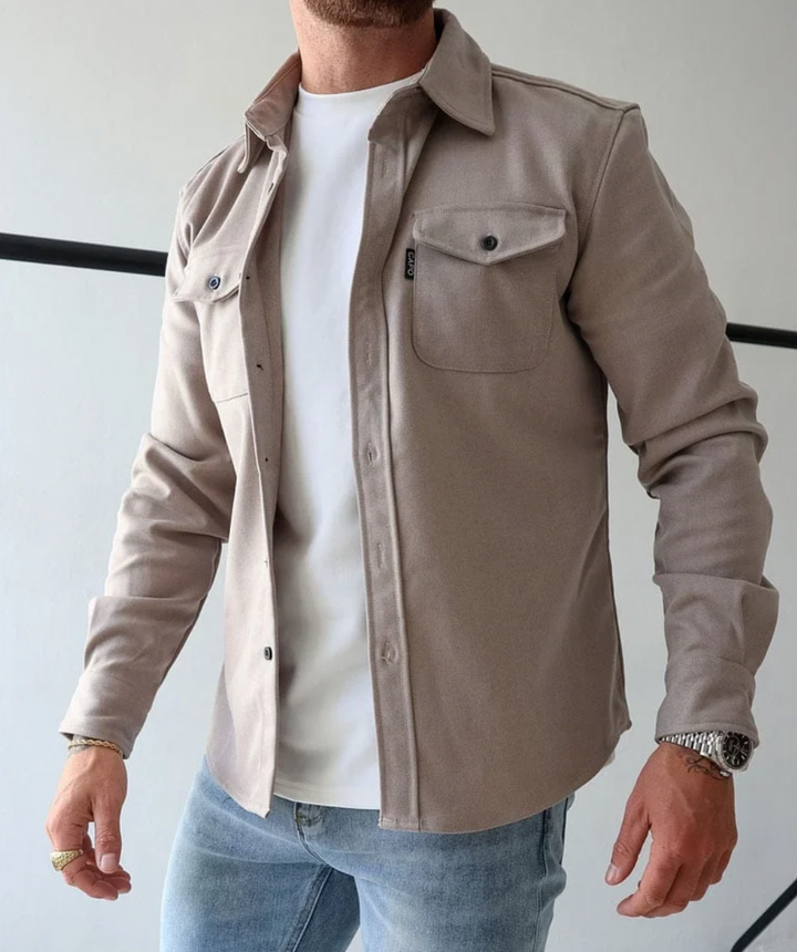 Nahaufnahme des weichen Stoffes des Herren Langarmhemds; Komfort und Qualität für den Herbst. Smart-Casual-Männerkleidung.