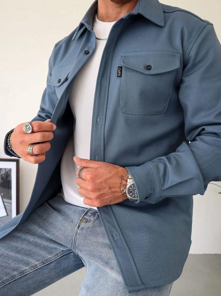 Mann trägt stilvolles Herbsthemd in smart-casual Outfit, ideal für Büro oder Freizeit. Vielseitiges Männerhemd.