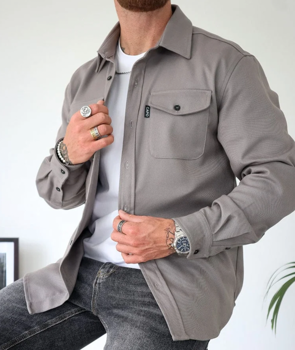 Mann trägt elegantes Herren Langarmhemd mit perfekt sitzendem Schnitt. Stilvolles Oberteil für Herrenmode.