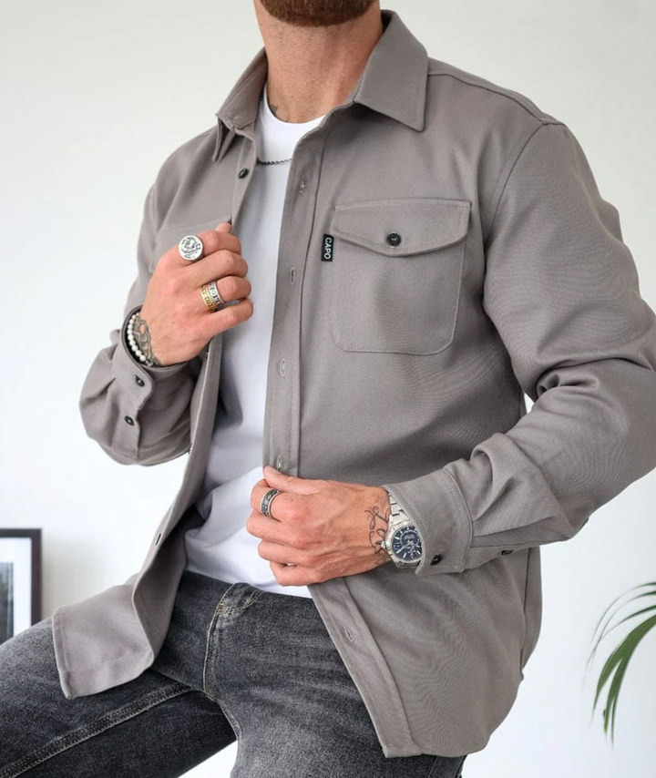 Mann trägt elegantes Herren Langarmhemd mit perfekt sitzendem Schnitt. Stilvolles Oberteil für Herrenmode.