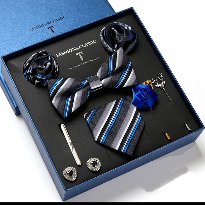 Hochwertiges Anzug Accessoire Set für Männer: Seiden Krawatte & Einstecktuch in passender Luxus Geschenkverpackung.