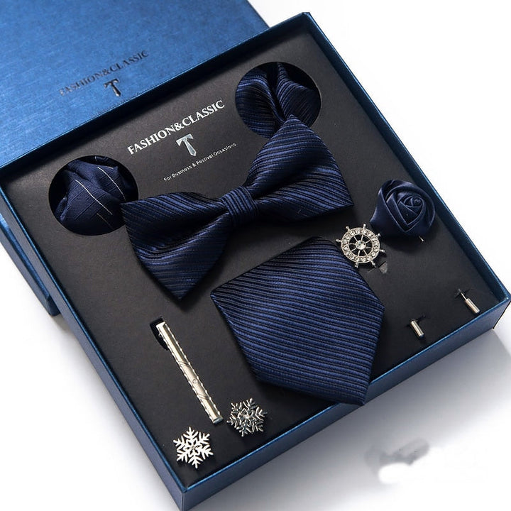 Feines Herren Krawatten Set aus reiner Seide mit elegantem Einstecktuch, präsentiert in einer hochwertigen Luxusbox.