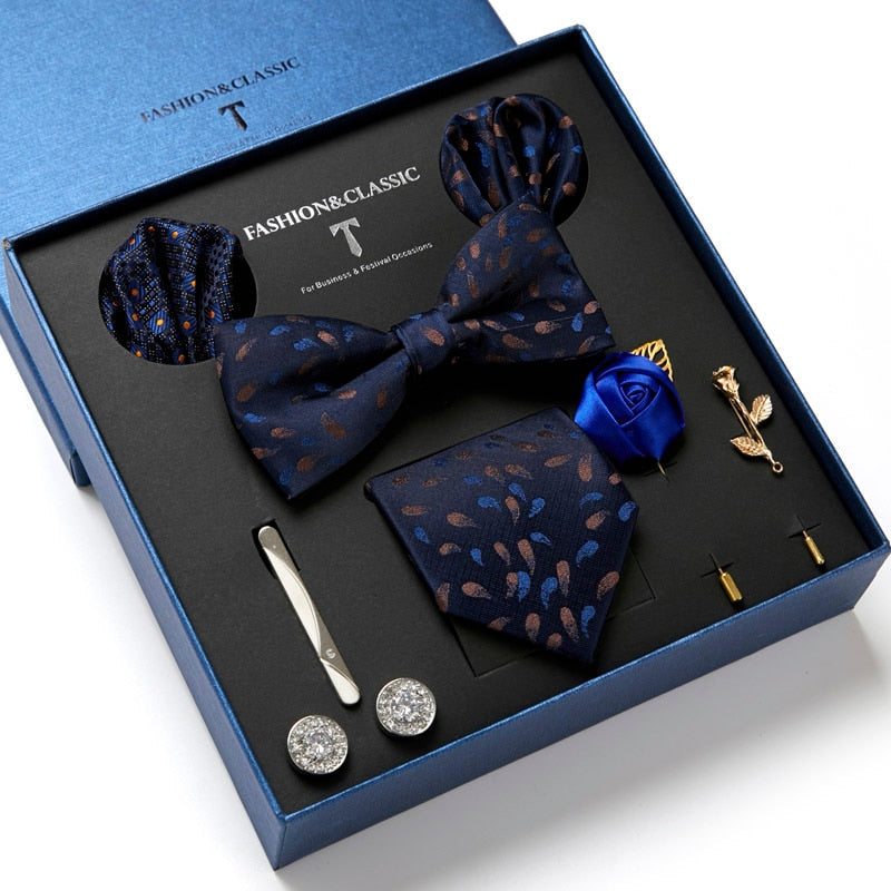 Nahaufnahme der luxuriösen Seidenkrawatte für Herren, Teil eines eleganten Krawatten Sets, ideal für Business Anzüge.