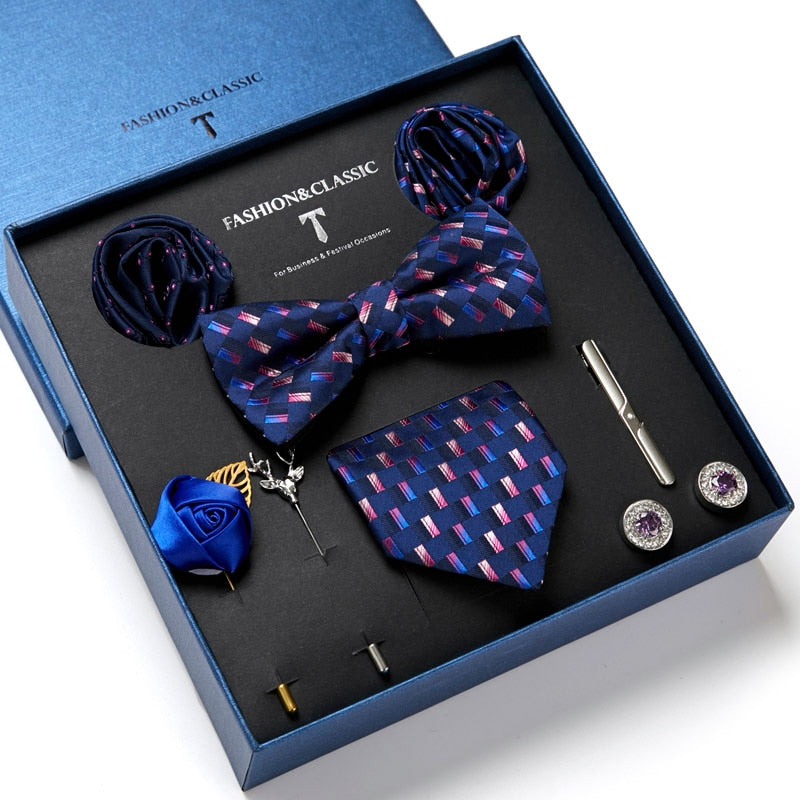 Hochwertiges Seiden Einstecktuch, passend zum Herren Krawatten Set, als stilvolles Anzug Accessoire für formelle Anlässe.