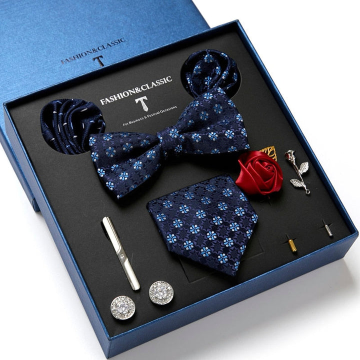 Geschmackvoll präsentiertes Herren Krawatten Set & Einstecktuch in edler Luxus Geschenkbox – das perfekte Männergeschenk.