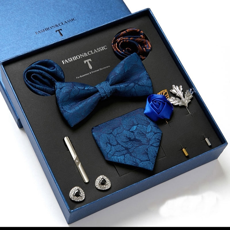 Luxuriöses Herren Krawatten Set mit eleganter Seidenkrawatte und Einstecktuch, ein Must-have für stilbewusste Männer.