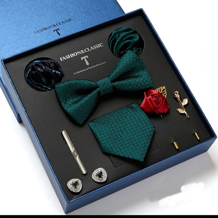 Elegante Herren Seidenkrawatte, ideal für formelle Kleidung und Business-Anzüge, Teil eines luxuriösen Krawatten Sets.