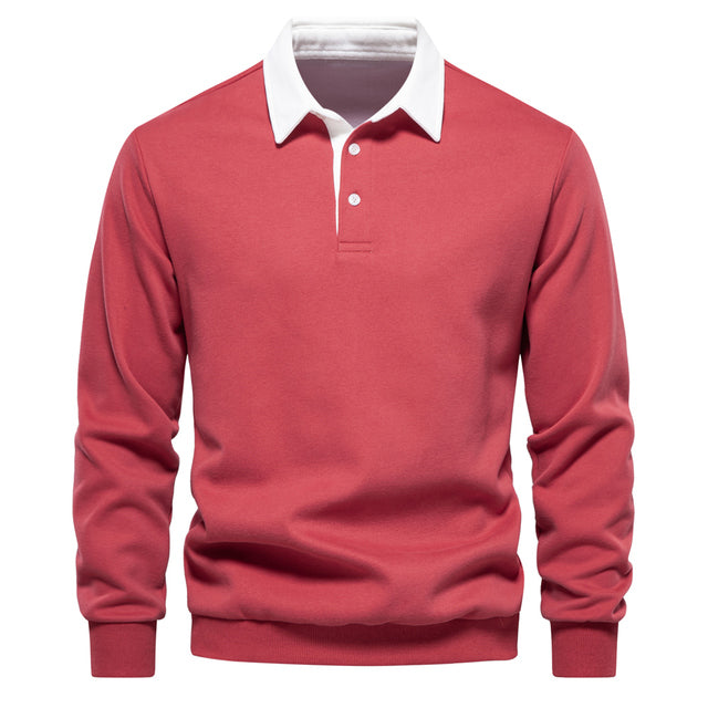 Mann trägt elegantes Langarm Poloshirt, perfekt für Business, Büro & Freizeit. Vielseitiges Herren-Oberteil.