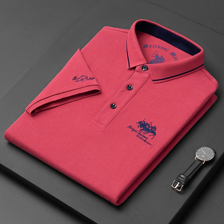 Besticktes Herren Polo in modernem Stil, ein Key-Piece für elegante Frühlings- und Sommerbekleidung.