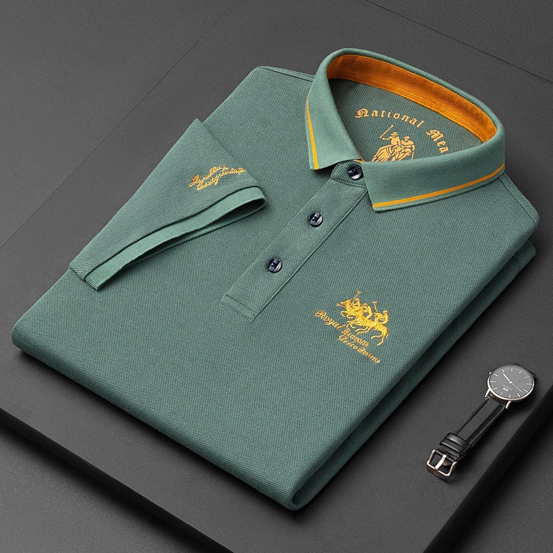 Frühlings- und Sommertaugliches Herren Polohemd, bestickt, ideal als bequeme Business Casual Kleidung.
