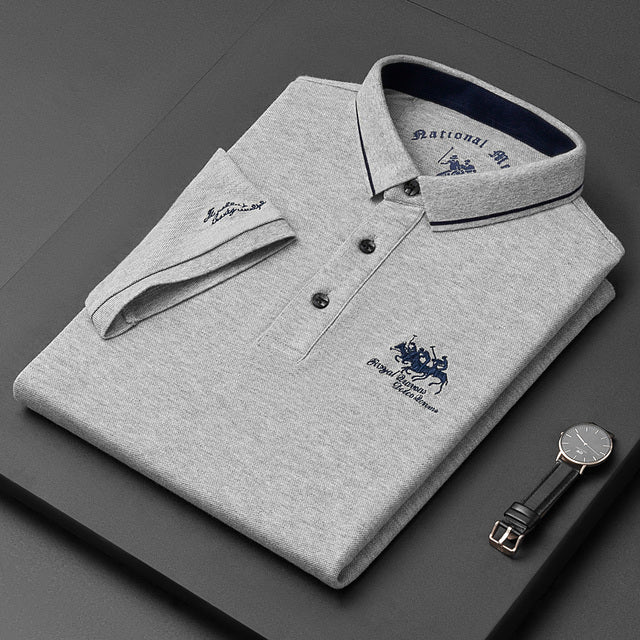 Elegantes besticktes Polohemd für Herren, perfekt für einen gepflegten Frühlings- und Sommerauftritt.
