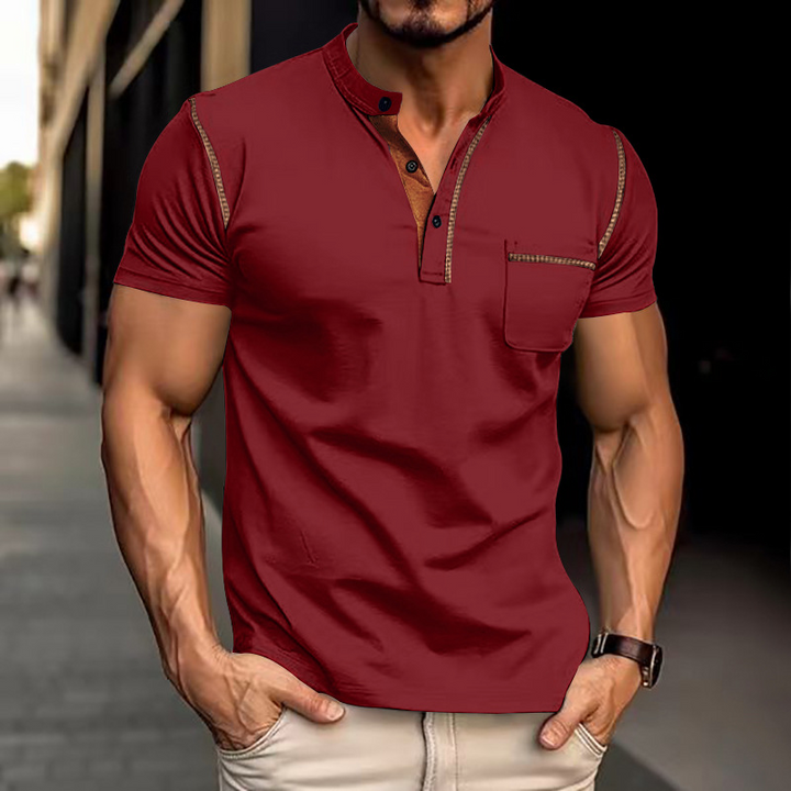 Mann trägt bequemes Herren Poloshirt, ideal für sportliche Aktivitäten & lässige Freizeit-Looks.