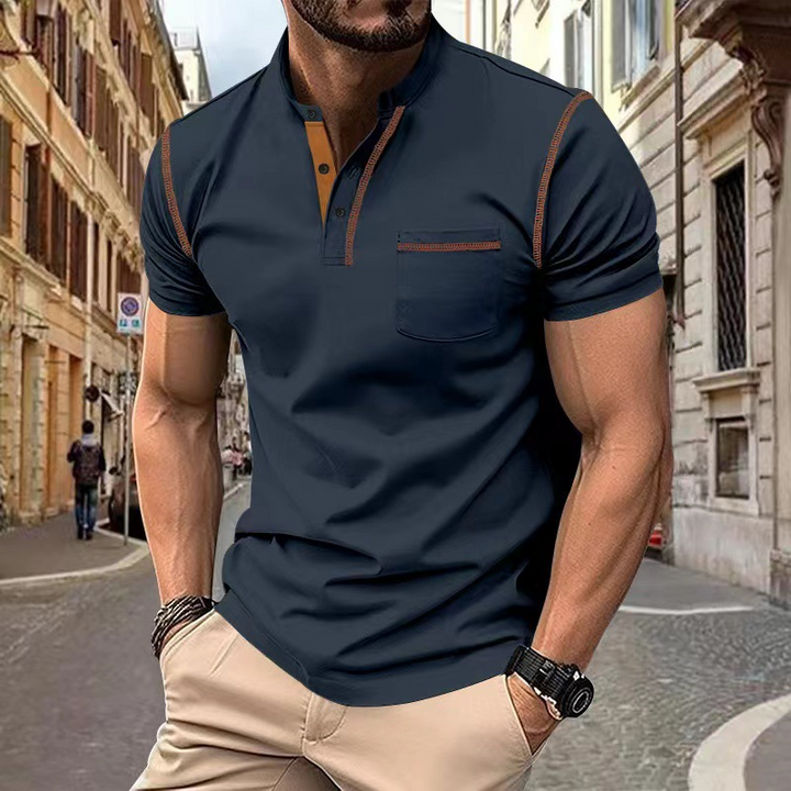 Modernes Herren Poloshirt, sportlich und stilvoll, perfekt für Sommer und entspannte Anlässe.