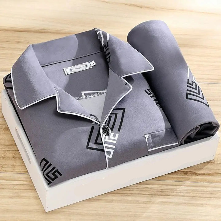 Nahaufnahme des luxuriösen Stoffes vom Herren Pyjama Set, betont den Komfort und die hochwertige Textur.