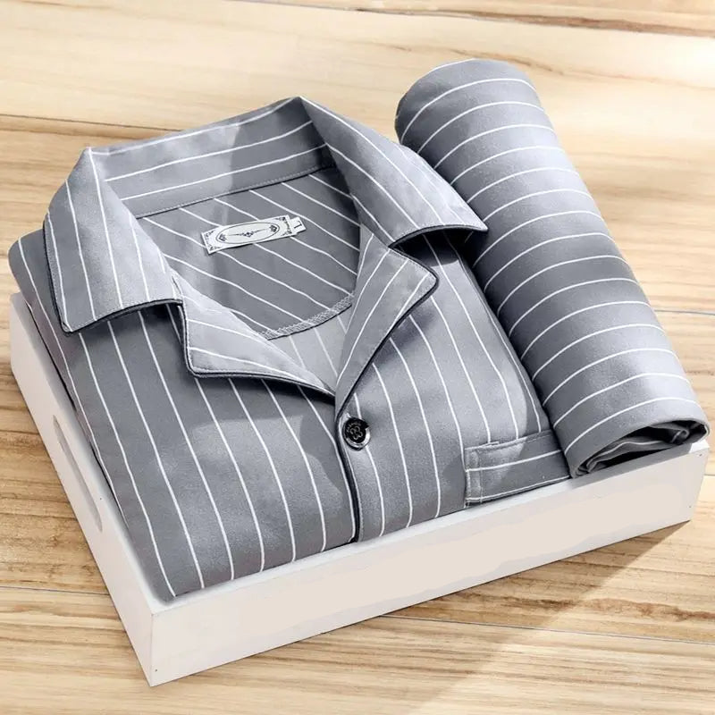 Mann genießt entspannte Momente im bequemen Herren Pyjama Set, ideal als Schlafanzug und Hauskleidung.