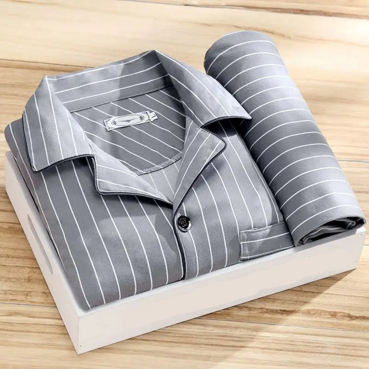 Mann genießt entspannte Momente im bequemen Herren Pyjama Set, ideal als Schlafanzug und Hauskleidung.