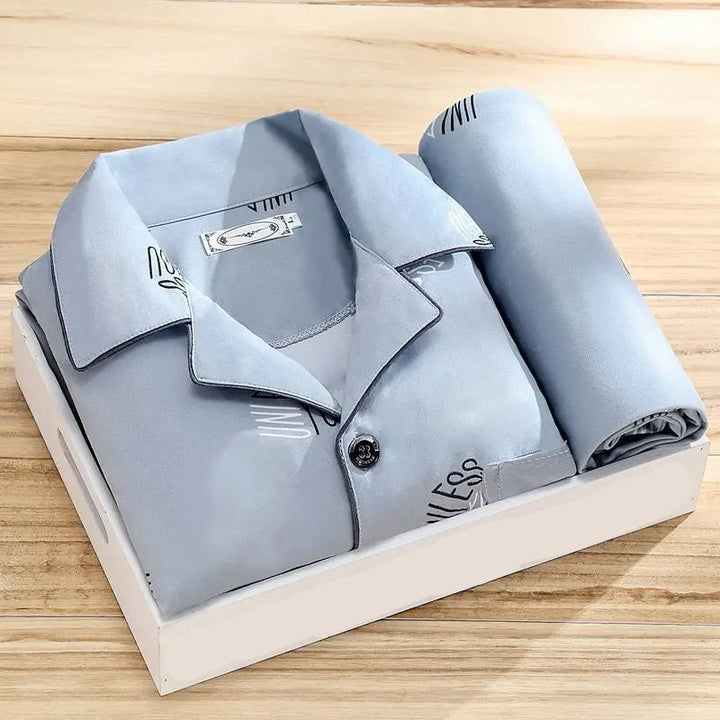 Gesamtdarstellung des modischen Herren Pyjama Sets, perfekt als stilvolle Nachtwäsche für Männer.