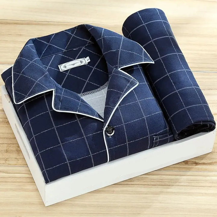 Detail des eleganten Kragens und der Knöpfe des luxuriösen Herren Pyjama Oberteils, zeigt feine Verarbeitung.