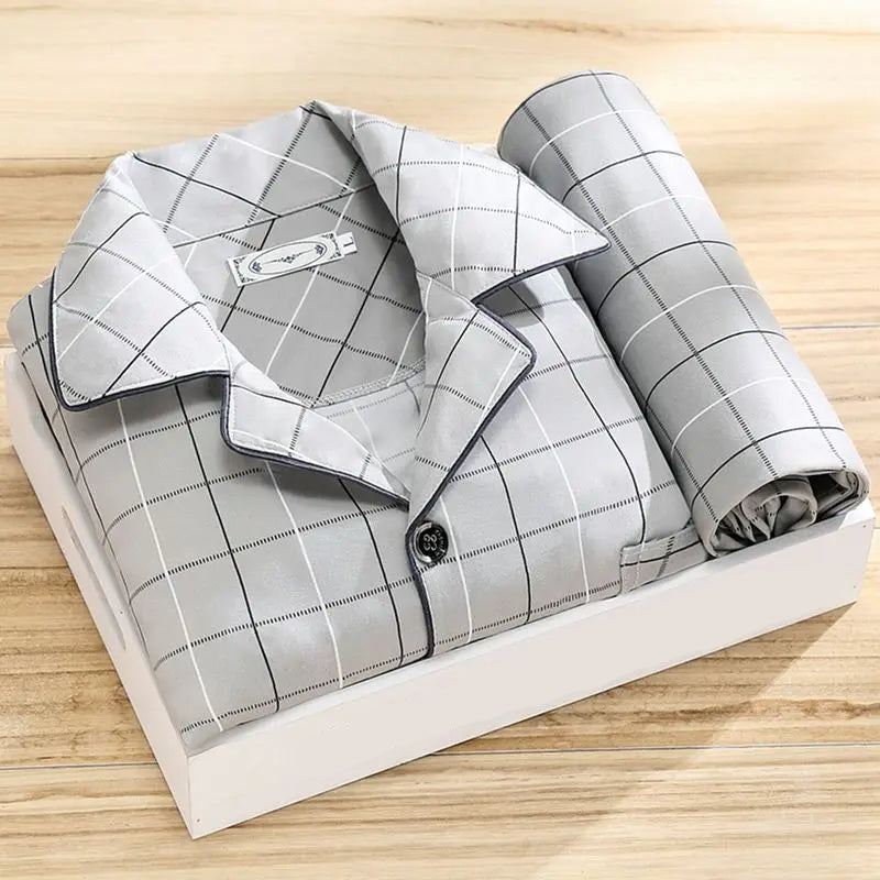 Exklusives Herren Pyjama Set, bereit als luxuriöse Geschenkidee für Männer, die Komfort lieben.