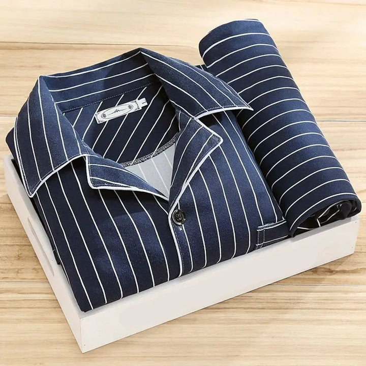 Vielseitiges Herren Pyjama Set in klassischem Design, geeignet als ganzjährige Schlaf- und Freizeitkleidung.