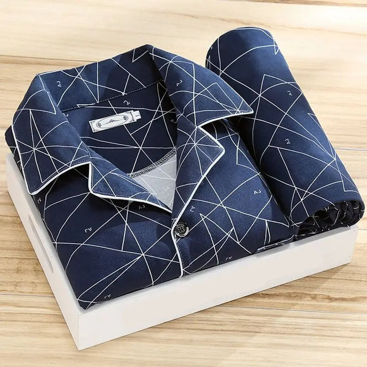 Hochwertiges Herren Pyjama Set, das höchsten Tragekomfort für entspannte Abende und erholsamen Schlaf bietet.