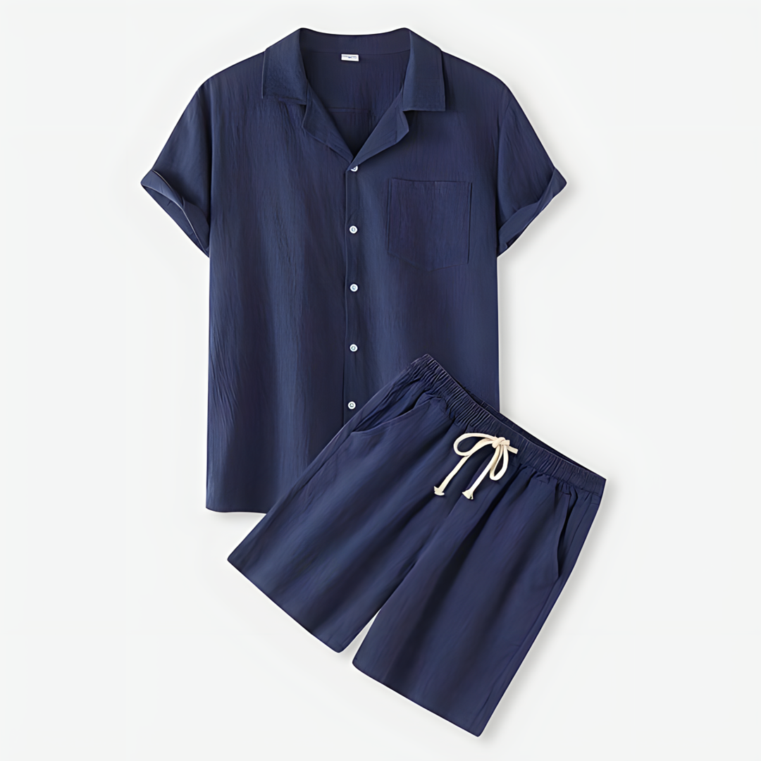 Elegantes Herren Sommerset: Kühlendes Poloshirt & bequeme Shorts für Freizeit und warme Tage, stilvoller Zweiteiler.