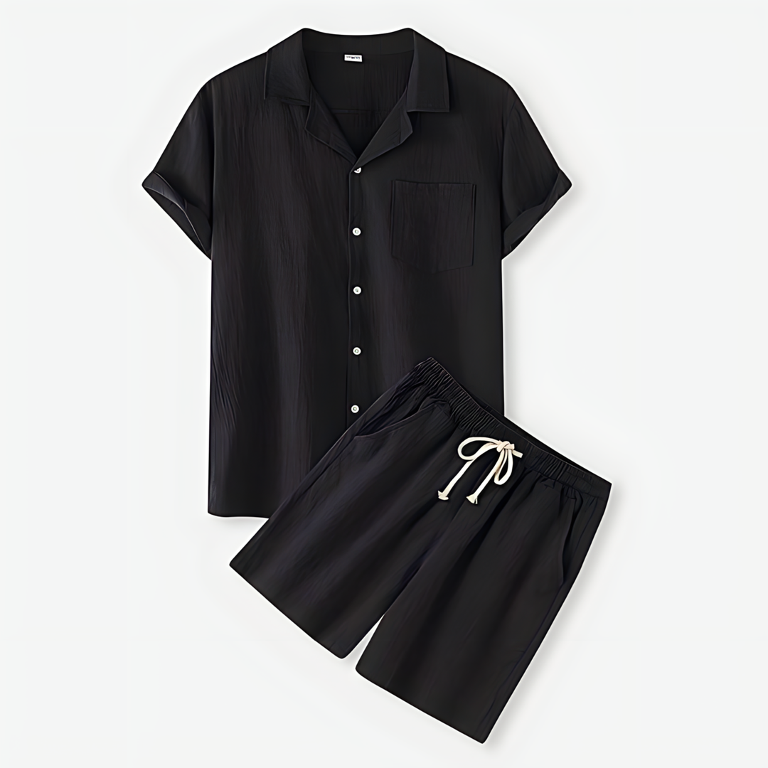 Detailansicht Herren Poloshirt aus leichtem, atmungsaktivem Stoff, Teil des bequemen Sommersets für Männer.
