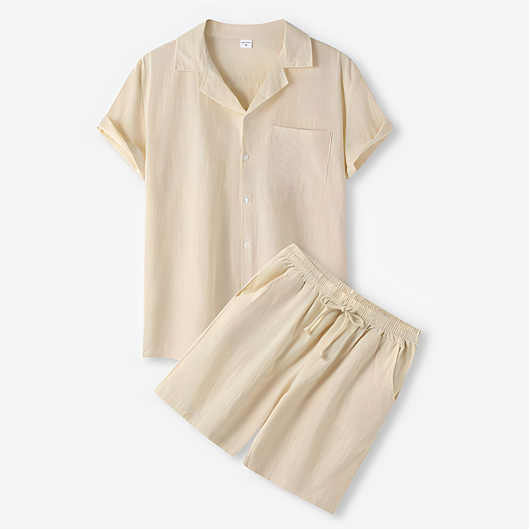 Mann trägt stilvolles Herren Sommerset: Poloshirt & Shorts. Perfektes, leichtes Freizeitoutfit für heiße Tage.