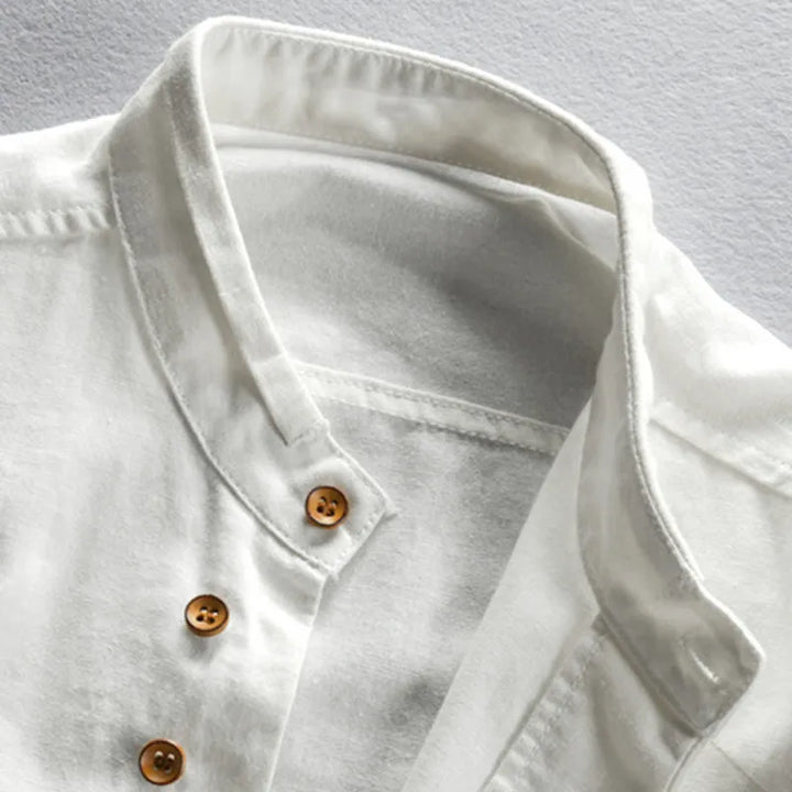 Detaillierte Ansicht des eleganten Herrenhemdes im japanischen Design, Stoff & Schnitt betonen die Qualität.
