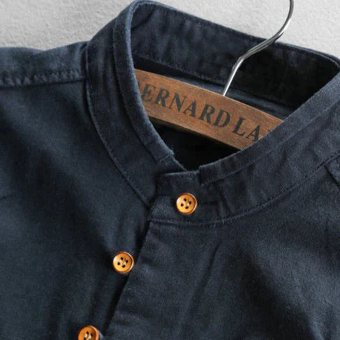 Japanisches Design Herrenhemd, elegant und modisch, perfekt als Oberteil für Smart Casual Outfits.