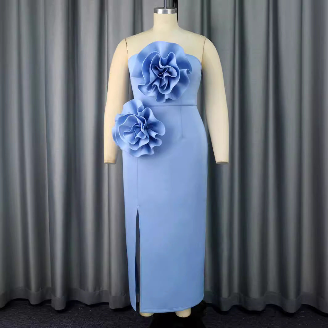Figurbetontes Maxikleid für Damen in Himmelblau mit Blumenakzenten, schulterfrei, ideal für festliche Anlässe & Cocktails.