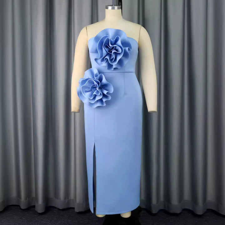 Figurbetontes Maxikleid für Damen in Himmelblau mit Blumenakzenten, schulterfrei, ideal für festliche Anlässe & Cocktails.
